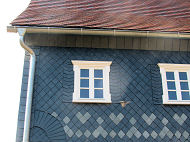 Detail: Spitzwinkelfassade mit Ornamenten