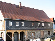 Spitzwinkelfassade mit Ornamenten